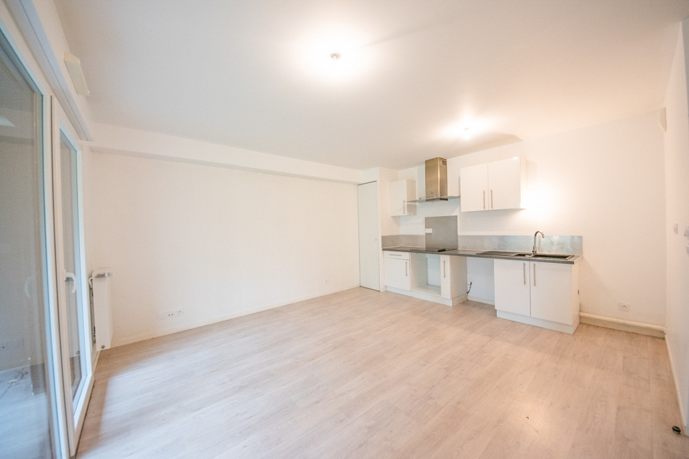 APPARTEMENT - T2 - 1 CHAMBRE - DPE C - JARDIN PRIVATIF - AUCUNS TRAVAUX - PLACE DE PARKING - REZ DE JARDIN - IMMEUBLE DE 2015. photo 3