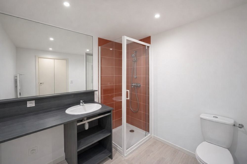 APPARTEMENT - T2 - 1 CHAMBRE - DPE C - JARDIN PRIVATIF - AUCUNS TRAVAUX - PLACE DE PARKING - REZ DE JARDIN - IMMEUBLE DE 2015. photo 5
