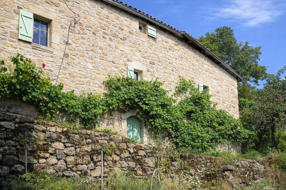 MAISON DE 250 M² AVEC DEPENDANCE - 4/6 CH - TERRAIN DE 1500 M² - CADRE BUCOLIQUE - RARE - COUP DE COEUR