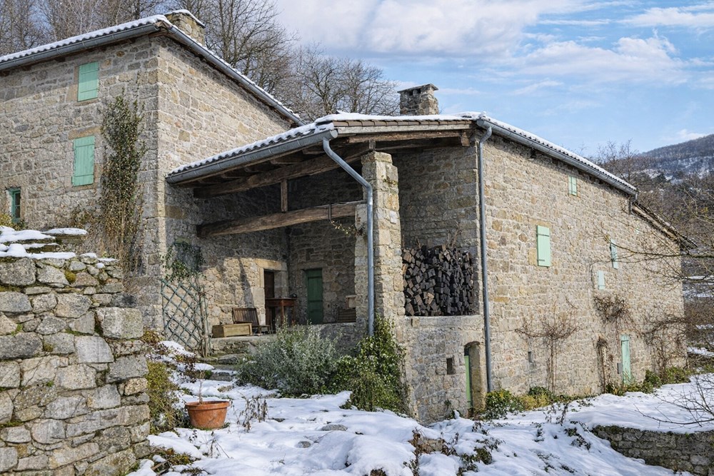 MAISON DE 250 M² AVEC DEPENDANCE - 4/6 CH - TERRAIN DE 1500 M² - CADRE BUCOLIQUE - RARE - COUP DE COEUR photo 5