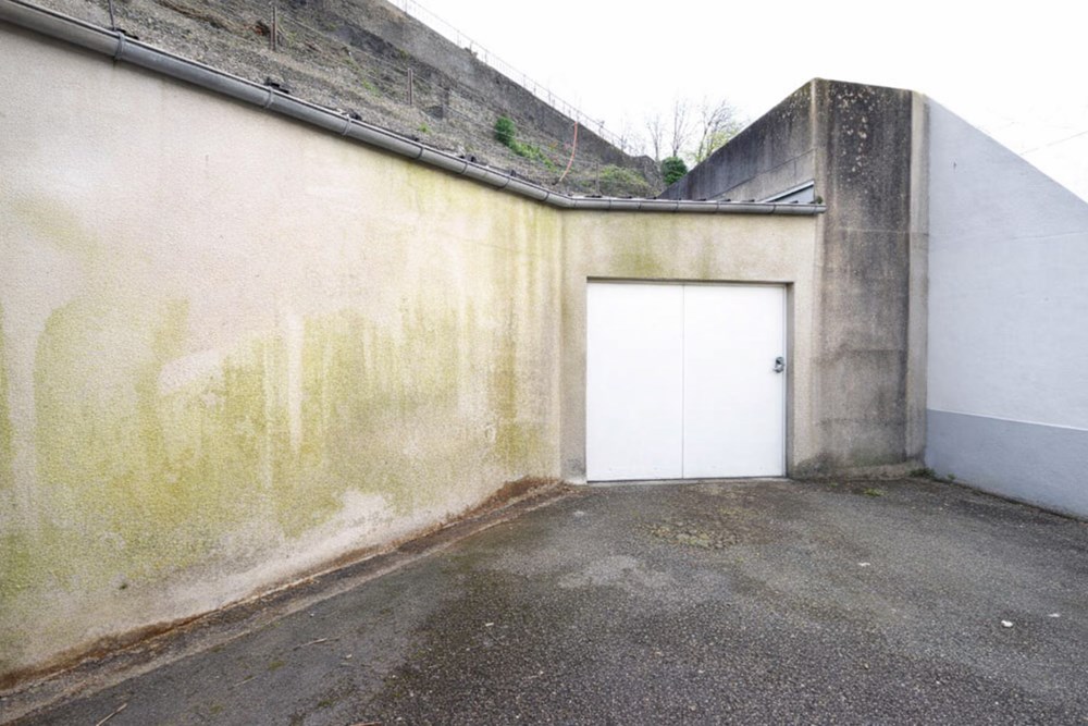 GARAGE DE 40 M2 - PORTE PVC EN BON ETAT - TOITURE REFAITE - FAIBLES CHARGES - ACCES FACILE