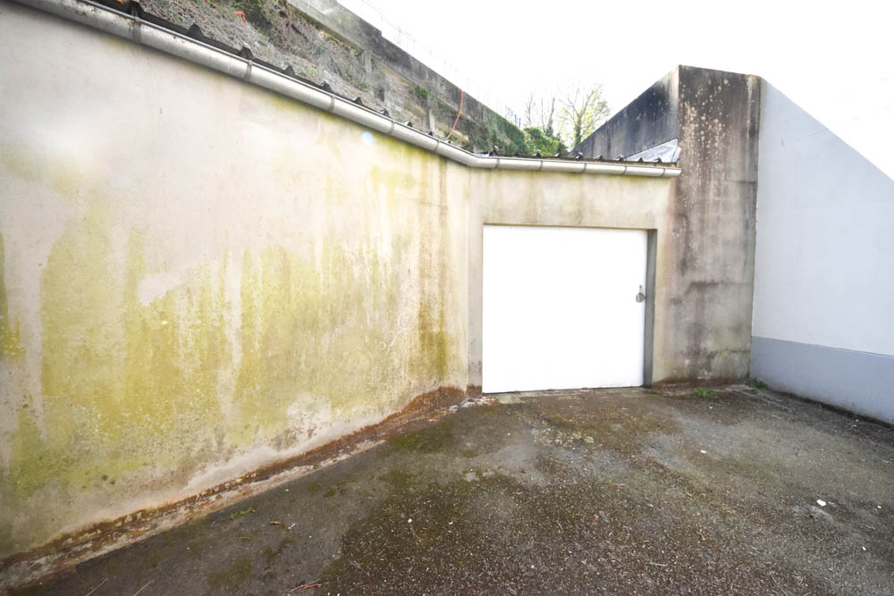 GARAGE DE 40 M2 - PORTE PVC EN BON ETAT - TOITURE REFAITE - FAIBLES CHARGES - ACCES FACILE