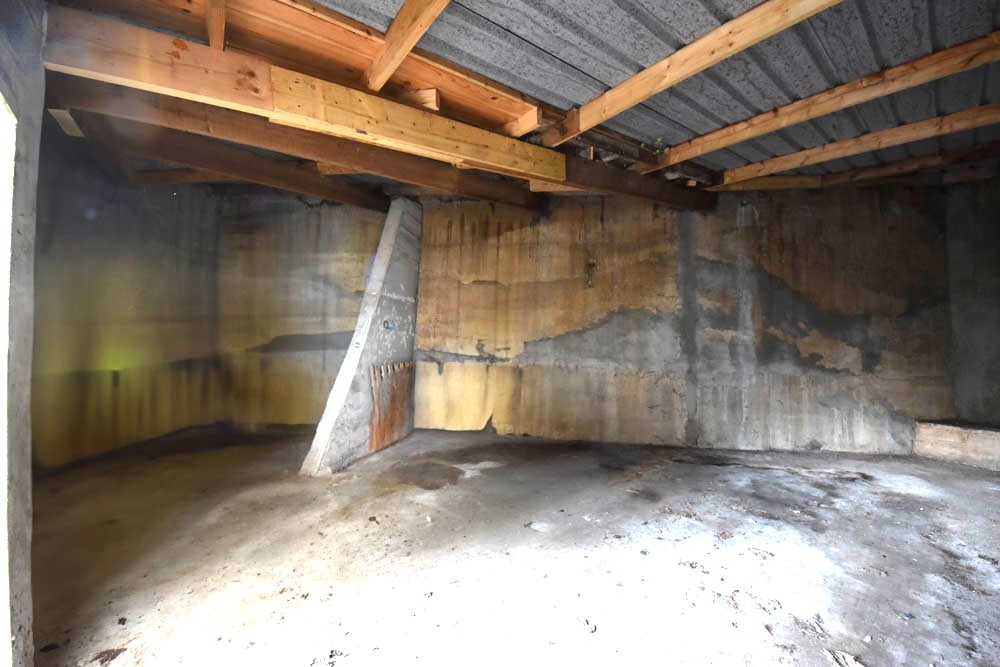 GARAGE DE 40 M2 - PORTE PVC EN BON ETAT - TOITURE REFAITE - FAIBLES CHARGES - ACCES FACILE photo 2
