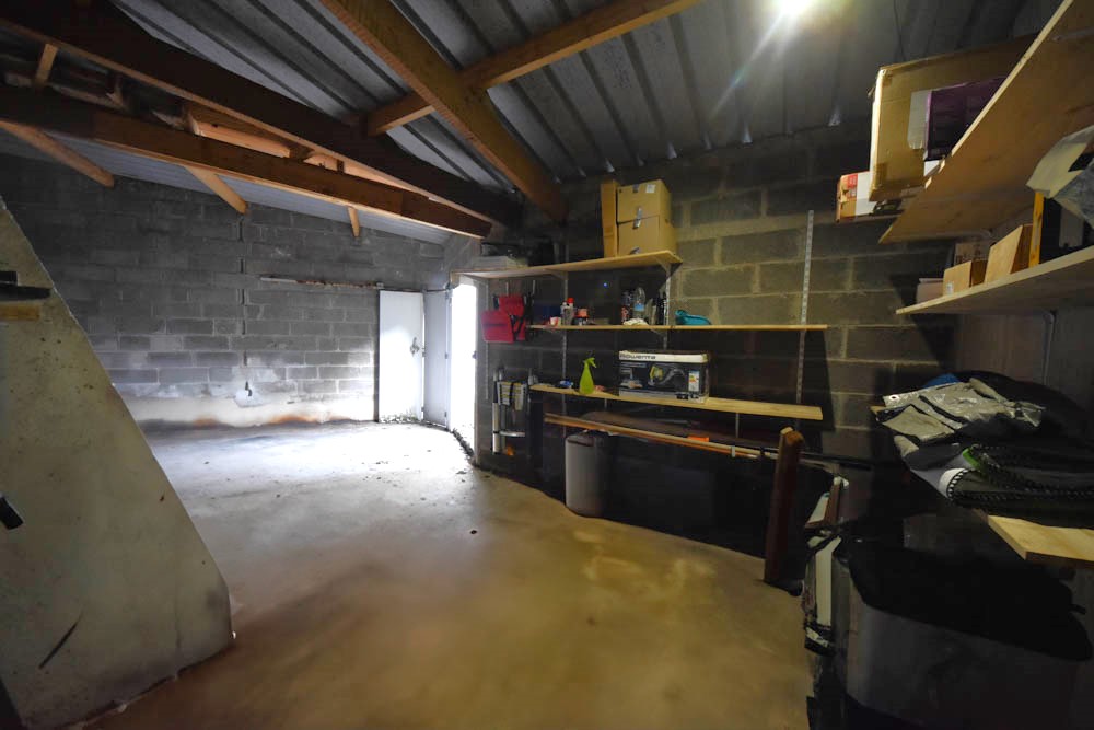 GARAGE DE 40 M2 - PORTE PVC EN BON ETAT - TOITURE REFAITE - FAIBLES CHARGES - ACCES FACILE photo 3