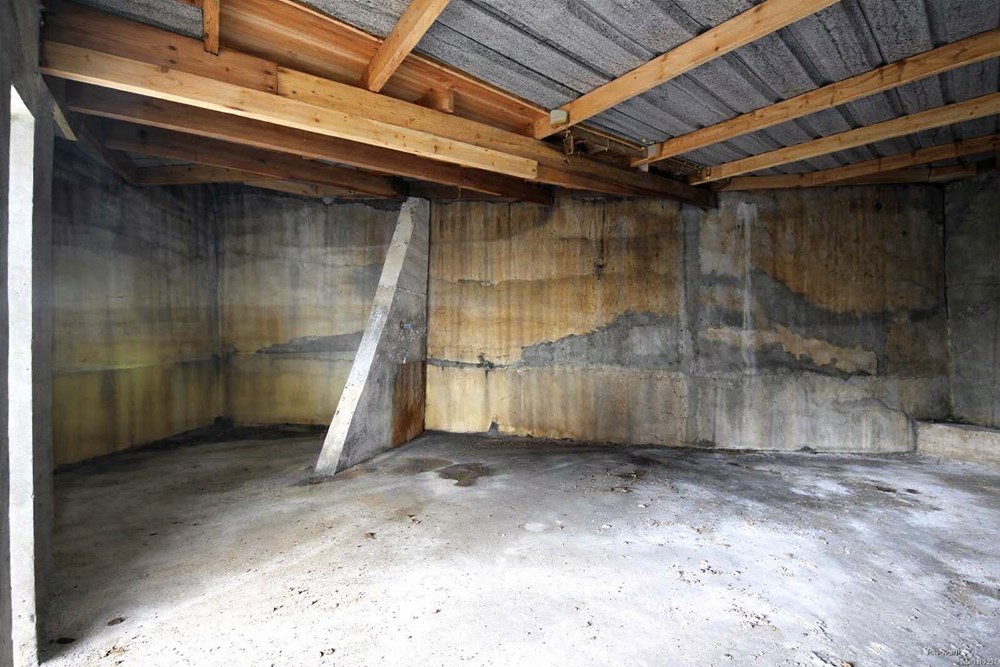 GARAGE DE 40 M2 - PORTE PVC EN BON ETAT - TOITURE REFAITE - FAIBLES CHARGES - ACCES FACILE photo 3