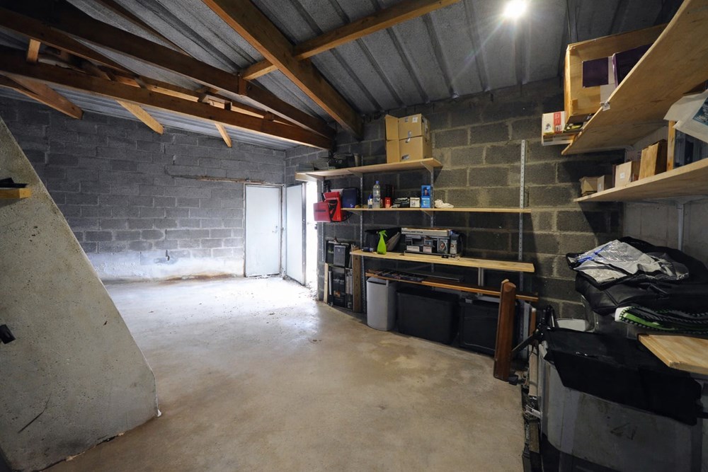 GARAGE DE 40 M2 - PORTE PVC EN BON ETAT - TOITURE REFAITE - FAIBLES CHARGES - ACCES FACILE photo 5