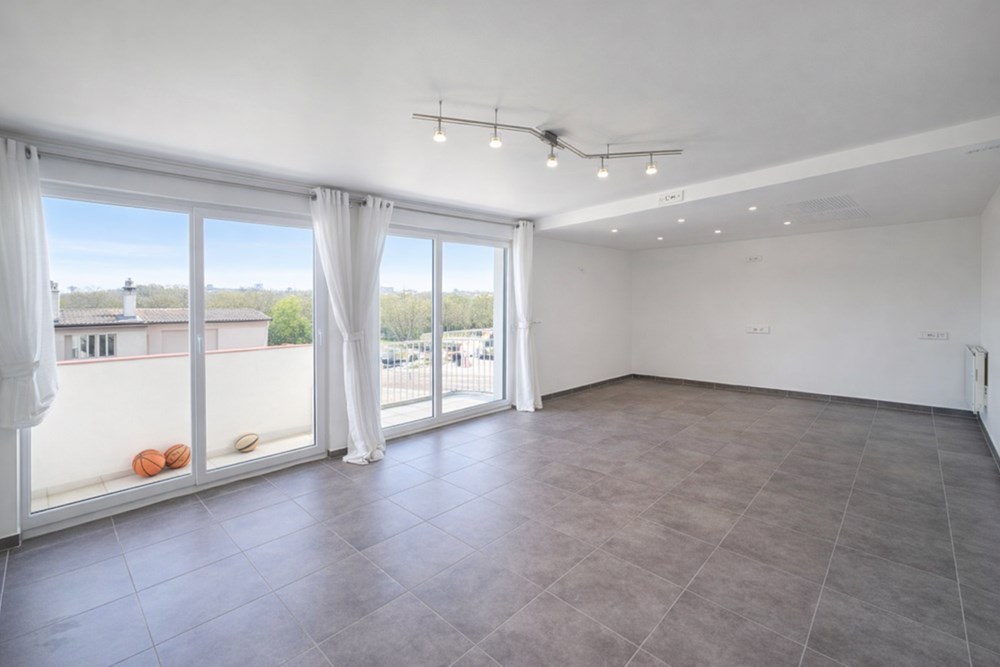 APPARTEMENT T5 DE 100M² - PIECE DE VIE 30M² AVEC TERRASSE - CUISINE SEMI US - 3/4 CH - COUP DE COEUR - IDEAL FAMILLE OU COLOCATION photo 2