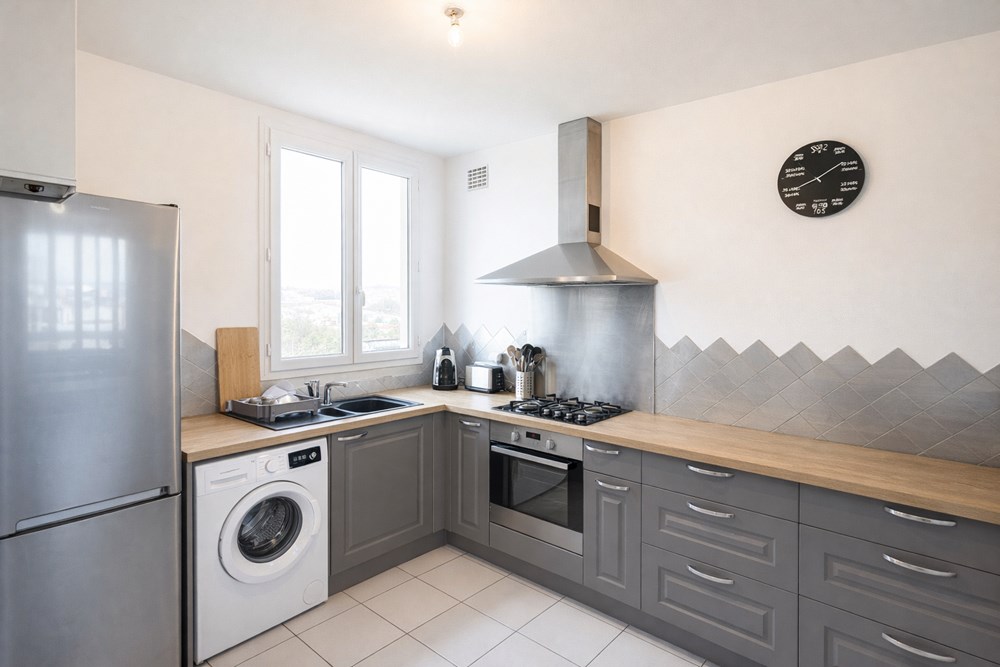 APPARTEMENT - T4 - 82 M² - IDEALEMENT BIEN SITUE - BEAUX VOLUMES - LUMINEUX - BALCONNET - ASCENSEUR photo 2