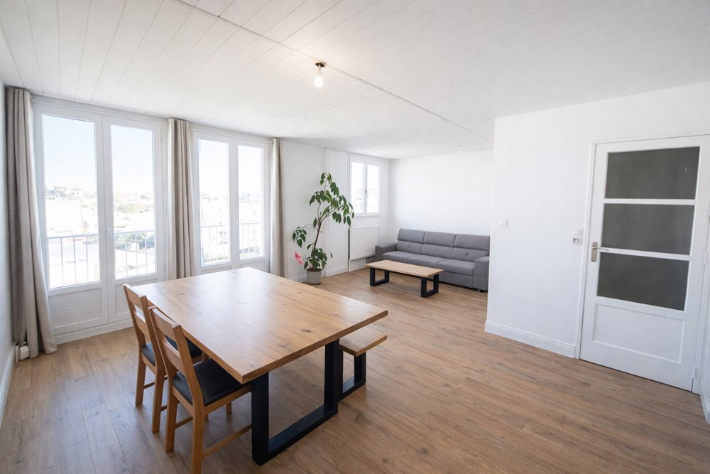 APPARTEMENT - T4 - 82 M² - IDEALEMENT BIEN SITUE - BEAUX VOLUMES - LUMINEUX - BALCONNET - ASCENSEUR