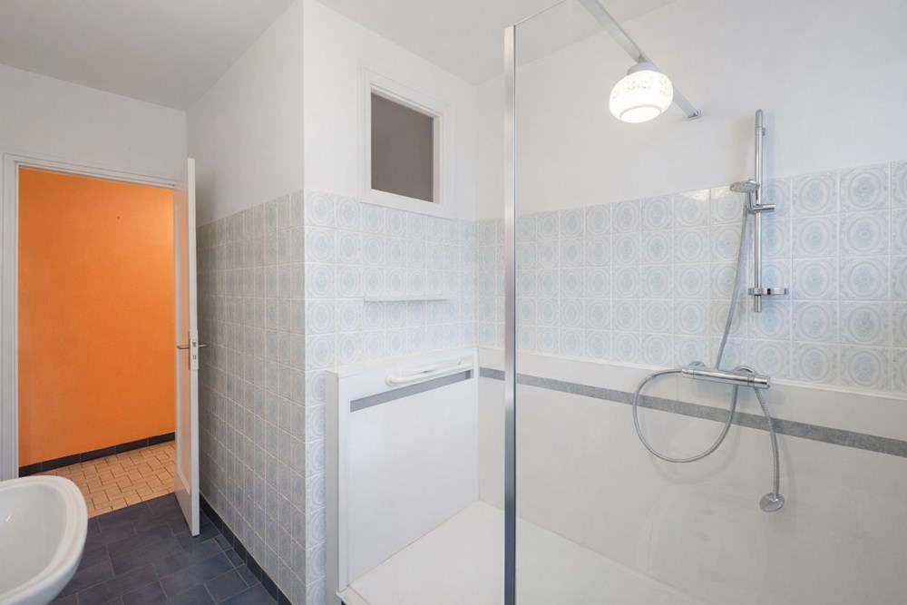 MAISON T6 AVEC 4/5 CH - TERRAIN +450M² - NON MITOYENNE - GARAGE - PROXIMITE COMMERCES - RARE photo 5