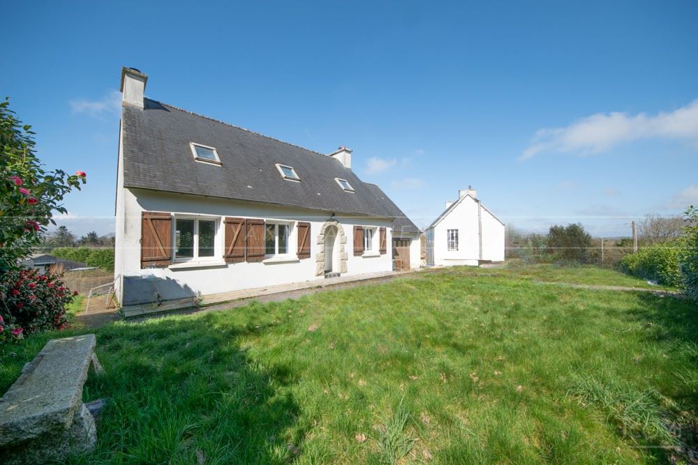 MAISON NEO BRETONNE - 70M² (POSSIBLE 120M) - 1 CHAMBRE (POSSIBLE 3) - GRAND TERRAIN - GRANDE PIECE DE VIE - CALME - TRAVAUX A PREVOIR