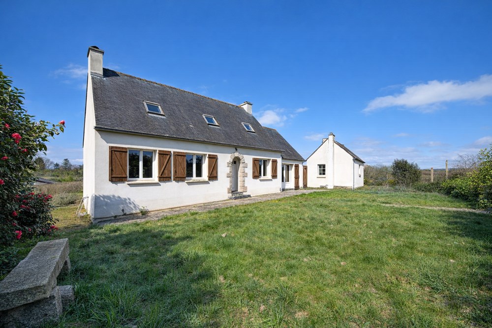 MAISON NEO BRETONNE - 70M² (POSSIBLE 120M) - 1 CHAMBRE (POSSIBLE 3) - GRAND TERRAIN - GRANDE PIECE DE VIE - CALME - TRAVAUX A PREVOIR