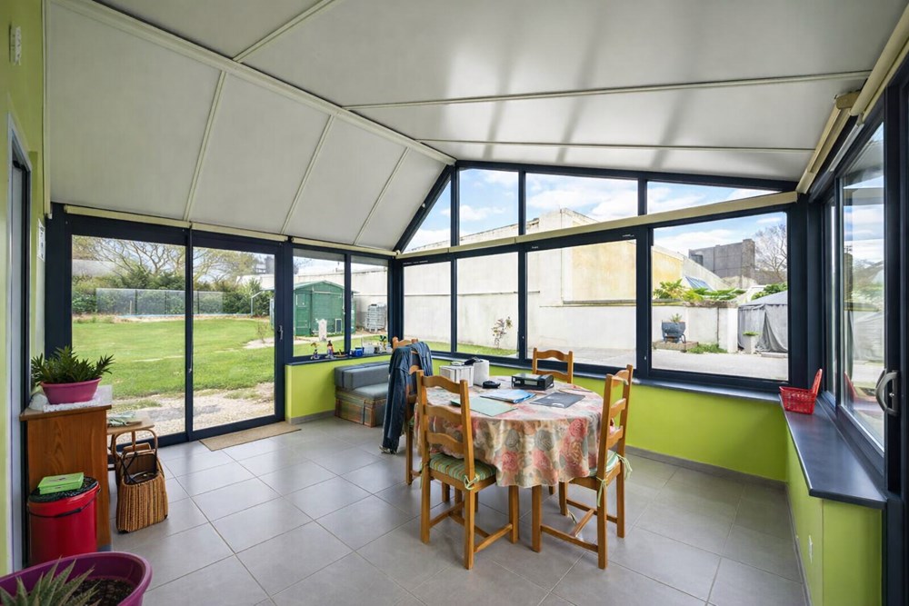 PETITE MAISON DE VACANCES - 2 VERANDAS - EXTENTION POSSIBLE - TERRAIN DE 2000 M2 - A PROXIMITE DES COMMERCES ET COMMODITES.