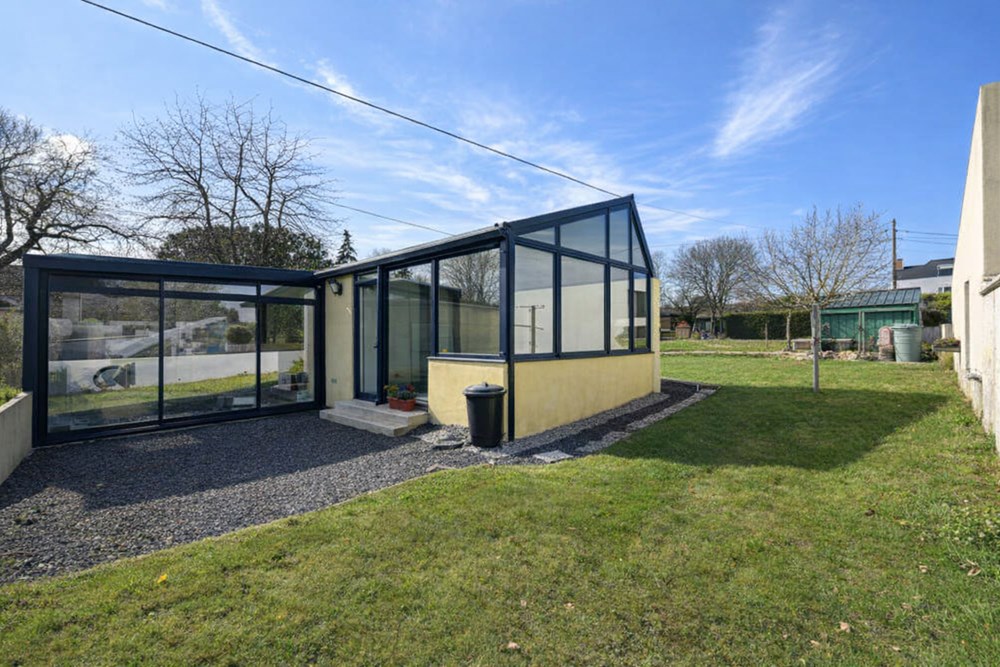 PETITE MAISON DE VACANCES - 2 VERANDAS - EXTENTION POSSIBLE - TERRAIN DE 2000 M2 - A PROXIMITE DES COMMERCES ET COMMODITES. photo 2
