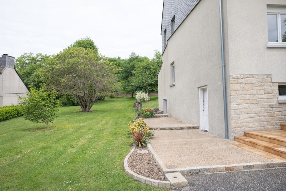 MAISON - IDEALEMENT SITUEE - 5 CHAMBRES - COMBLES AMENAGEABLES - GEOTHERMIE - DEPENDANCES - PAS DE TRAVAUX A PREVOIR