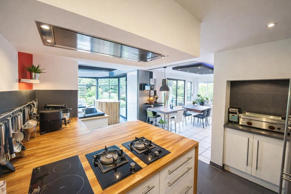 MAISON 160M² - PIECE DE VIE DE 65M² - SUITE PARENTALE DE 21M² - 5 CHAMBRES - PISCINE CHAUFFEE - DPE C - GARAGE - BELLES PRESTATIONS - RARE - CARPORT photo 5