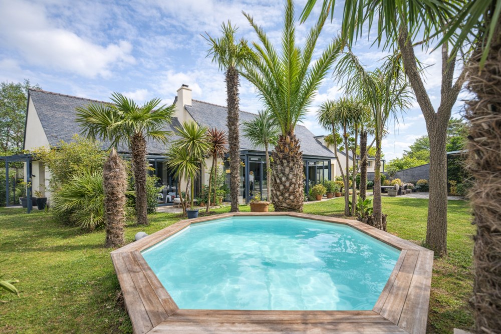 MAISON 160M² - PIECE DE VIE DE 65M² - SUITE PARENTALE DE 21M² - 5 CHAMBRES - PISCINE CHAUFFEE - DPE C - GARAGE - BELLES PRESTATIONS - RARE - CARPORT photo 2
