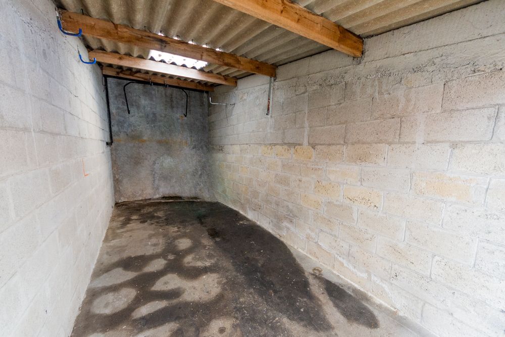 GARAGE 14,56M² - PORTE BATTANTE EN BOIS - IDEAL STOCKAGE OU STATIONNEMENT 1 VOITURE photo 2
