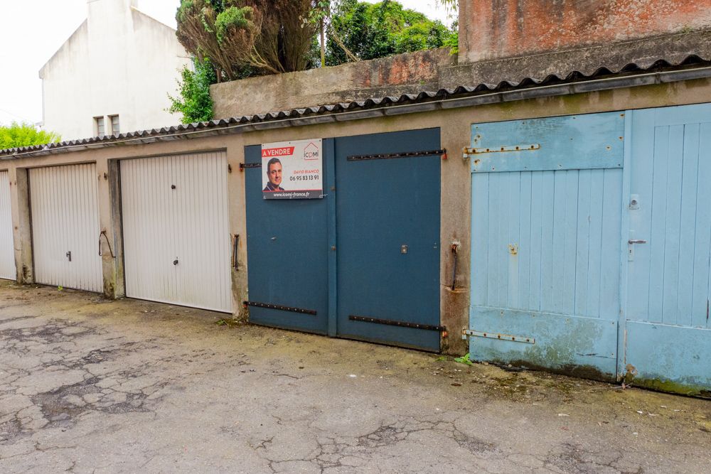 GARAGE 14,56M² - PORTE BATTANTE EN BOIS - IDEAL STOCKAGE OU STATIONNEMENT 1 VOITURE