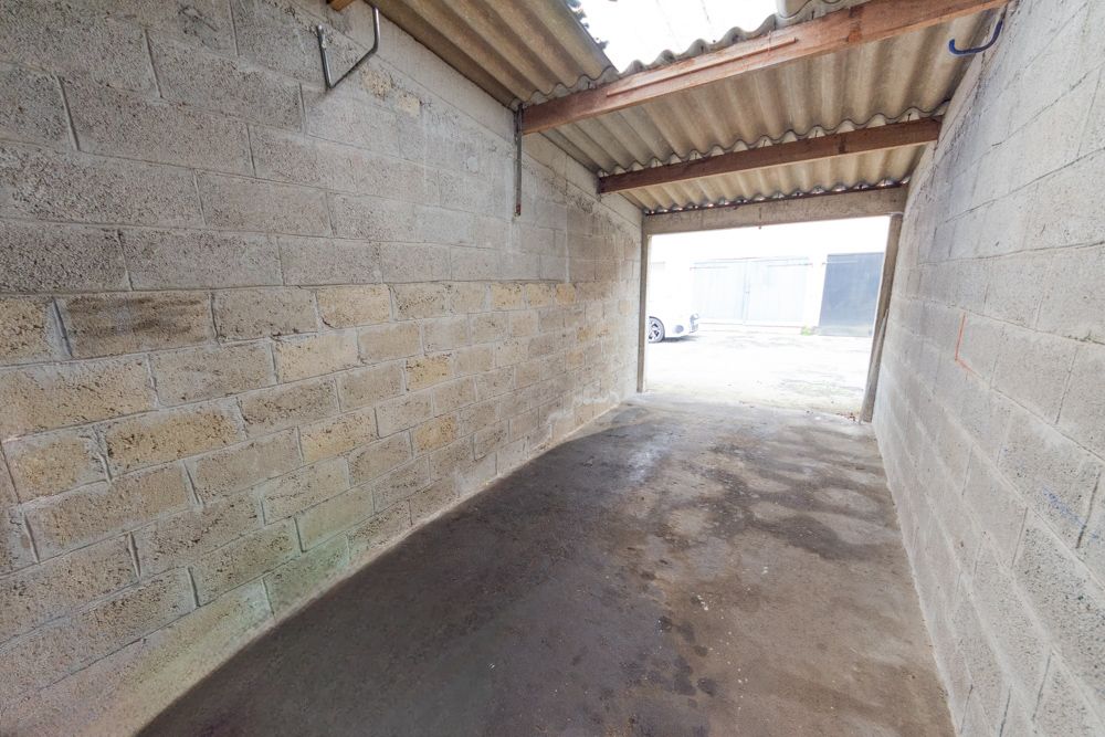 GARAGE 14,56M² - PORTE BATTANTE EN BOIS - IDEAL STOCKAGE OU STATIONNEMENT 1 VOITURE photo 3