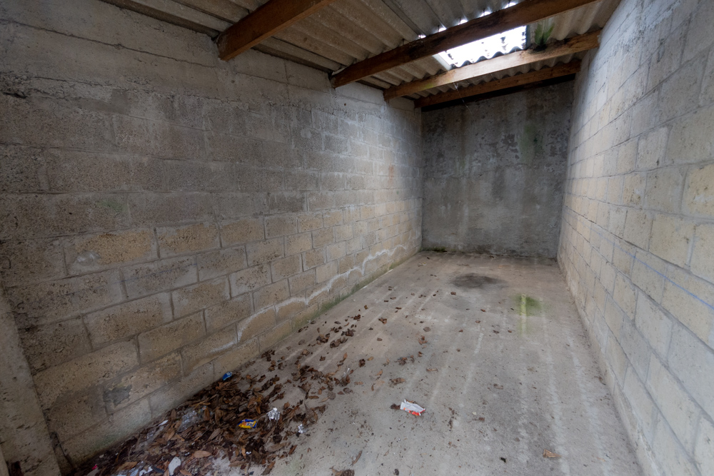 GARAGE 15M² - PORTE BATTANTE EN BOIS - IDEAL STOCKAGE OU STATIONNEMENT 1 VOITURE photo 5
