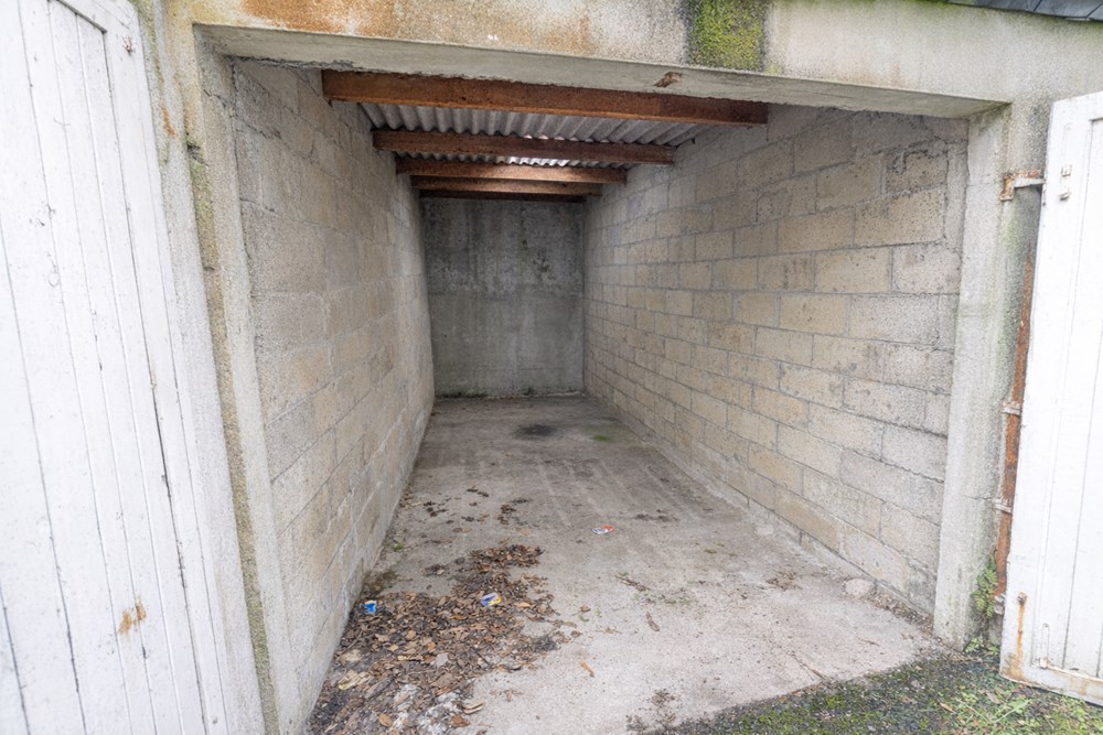 GARAGE 15M² - PORTE BATTANTE EN BOIS - IDEAL STOCKAGE OU STATIONNEMENT 1 VOITURE photo 2
