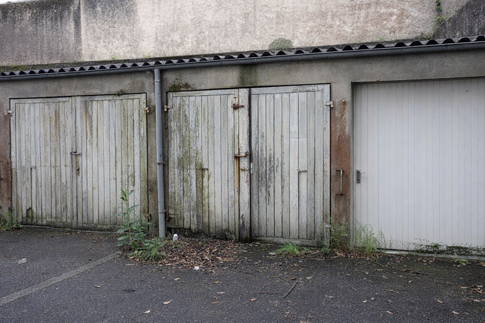GARAGE 15M² - PORTE BATTANTE EN BOIS - IDEAL STOCKAGE OU STATIONNEMENT 1 VOITURE photo 3
