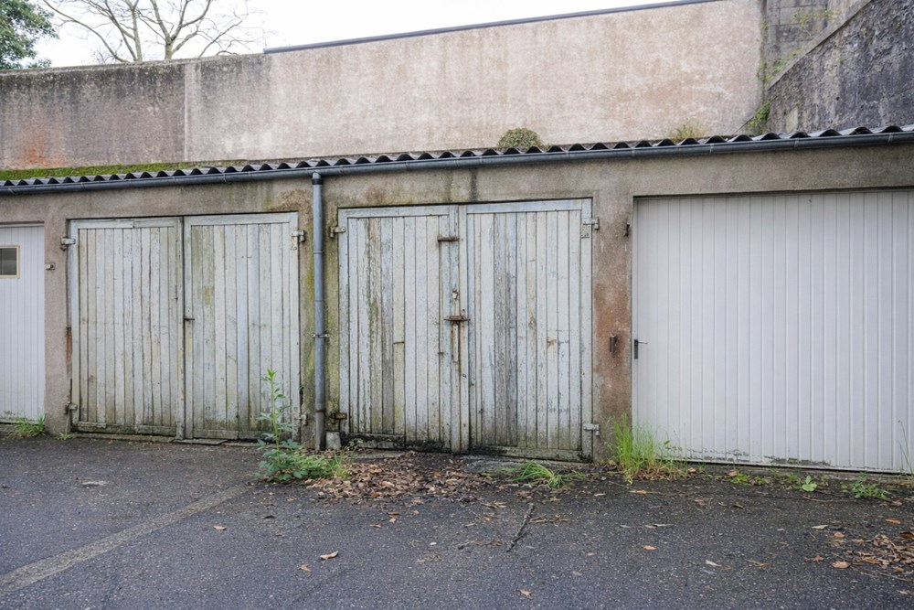 GARAGE 15M² - PORTE BATTANTE EN BOIS - IDEAL STOCKAGE OU STATIONNEMENT 1 VOITURE photo 4