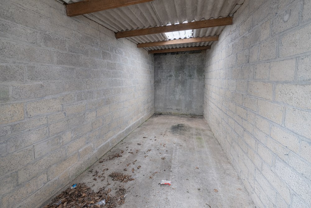 GARAGE 15M² - PORTE BATTANTE EN BOIS - IDEAL STOCKAGE OU STATIONNEMENT 1 VOITURE