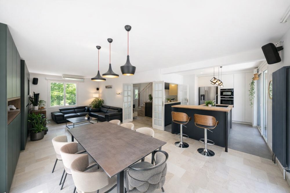MAISON ENTIEREMENT RENOVEE - 155 M2 HABITABLE - 245 M2 UTILE - 1100 M2 DE TERRAIN - RARE - COUP DE COEUR photo 2