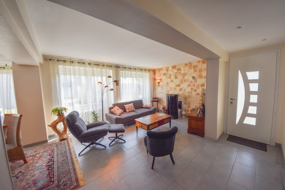 MAISON 106M² - 4 CHAMBRES /6 POSSIBLES - GRANDE PIECE DE VIE - FENETRES RECENTES - RARE - COMBLES 65M² - FORT POTENTIEL photo 2