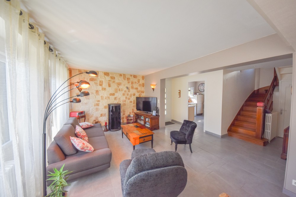 MAISON 106M² - 4 CHAMBRES /6 POSSIBLES - GRANDE PIECE DE VIE - FENETRES RECENTES - RARE - COMBLES 65M² - FORT POTENTIEL photo 3
