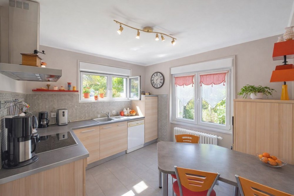 MAISON 106M² - 4 CHAMBRES /6 POSSIBLES - GRANDE PIECE DE VIE - FENETRES RECENTES - RARE - COMBLES 65M² - FORT POTENTIEL photo 3