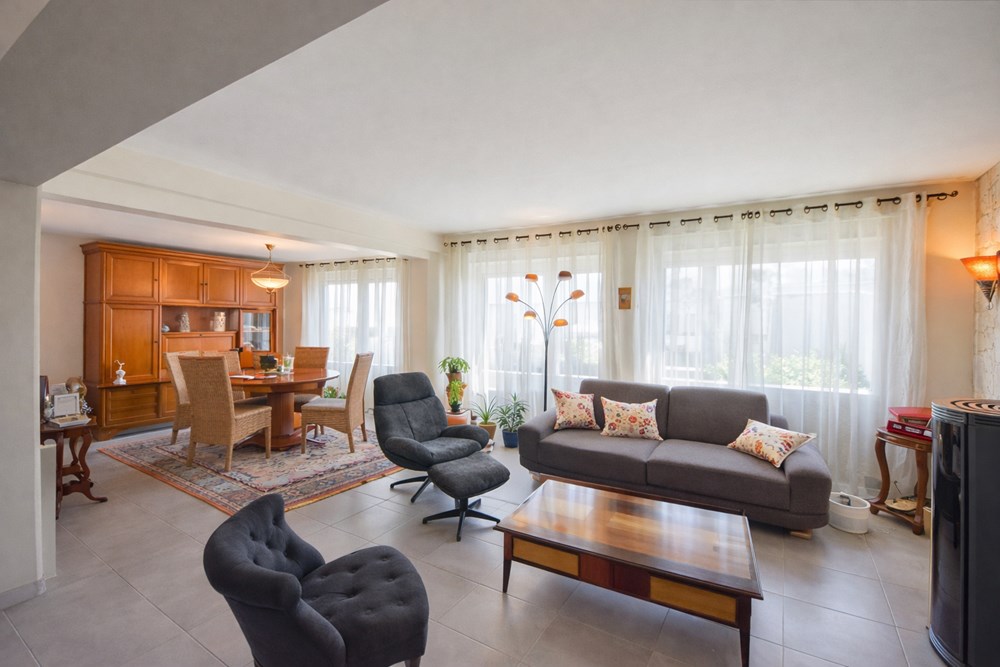 MAISON 106M² - 4 CHAMBRES /6 POSSIBLES - GRANDE PIECE DE VIE - FENETRES RECENTES - RARE - COMBLES 65M² - FORT POTENTIEL photo 2