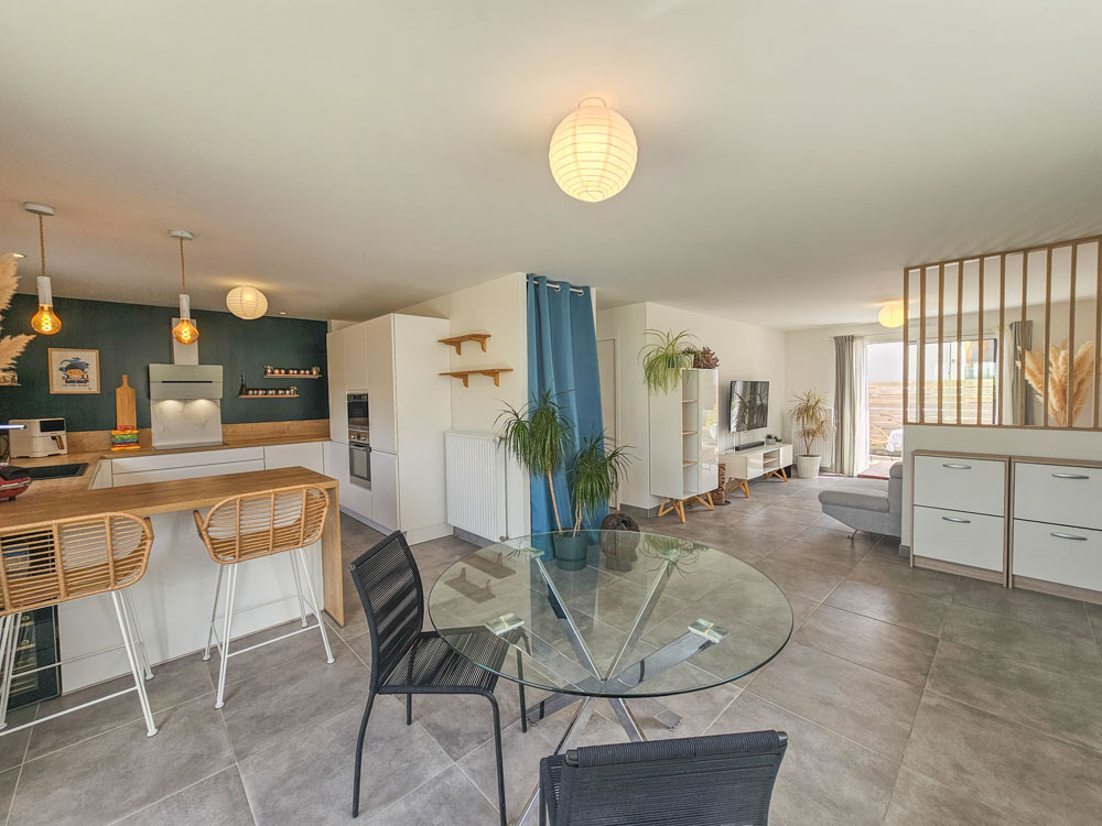 MAISON CONTEMPORAINE 2021 DE 110M² SUR 300M² DE TERRAIN - PIECE DE VIE DE 50M² - 3 CHAMBRES - NON MITOYENNE - RARE - COUP DE COEUR photo 3