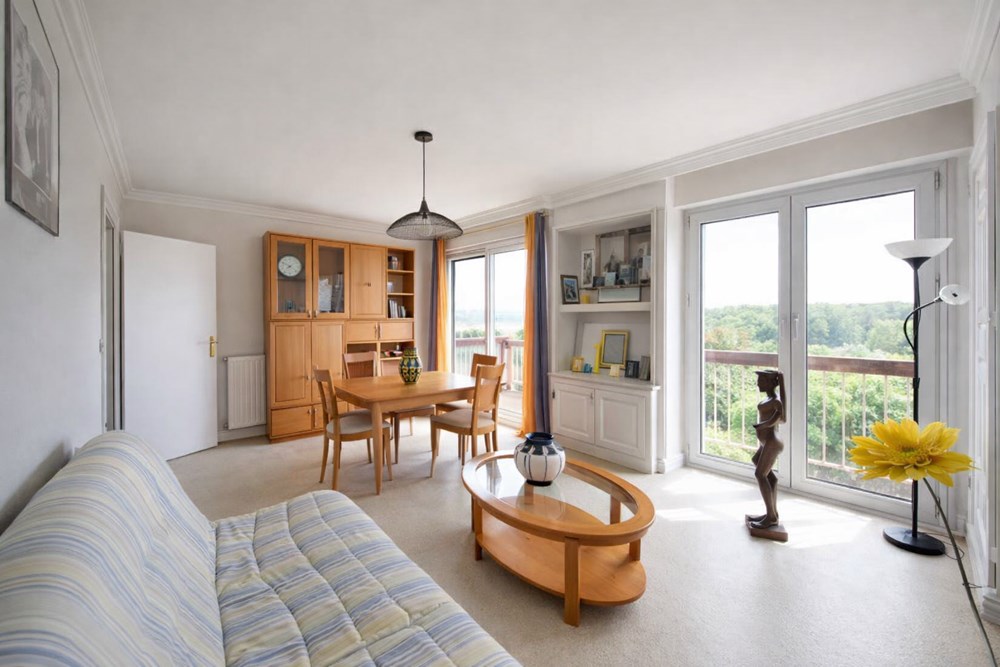 APPARTEMENT DE 83 M2 - 3 CHAMBRES - DERNIER ETAGE - BALCON - SANS VIS A VIS - DALLE BETON - CHAUFFAGE INDIVIDUEL - SANS TRAVAUX - PROXIMITE NOUVELLE LIGNE TRAM