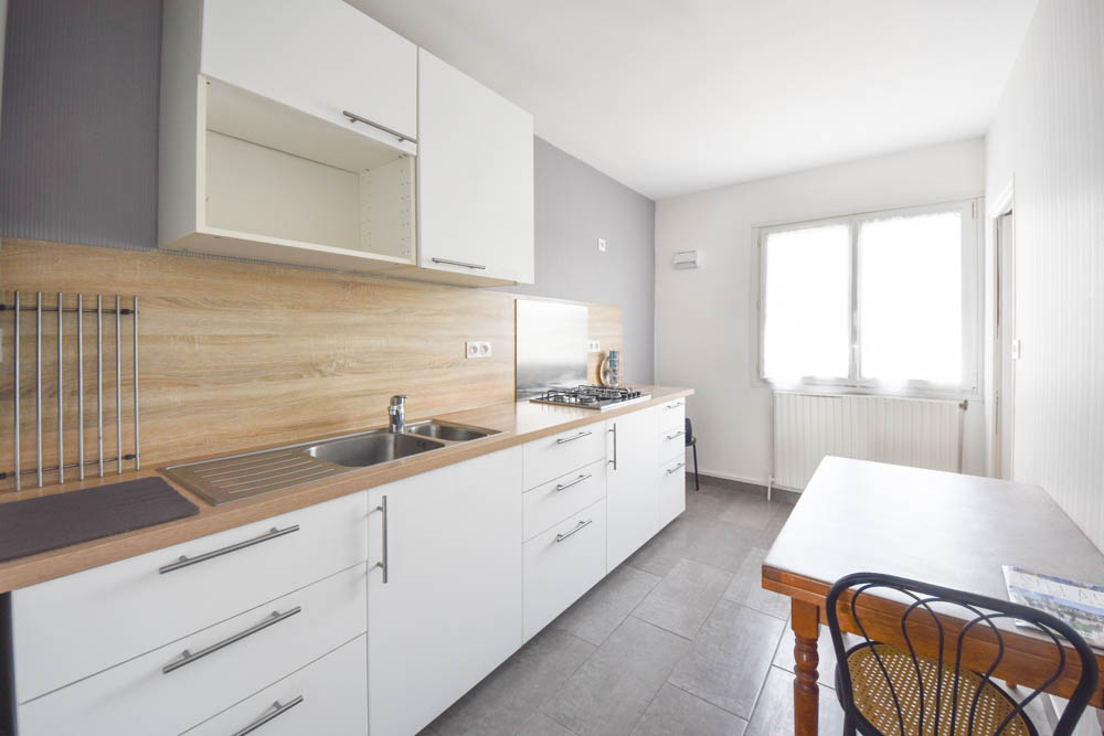 APPARTEMENT DE 83 M2 - 3 CHAMBRES - DERNIER ETAGE - BALCON - SANS VIS A VIS - DALLE BETON - CHAUFFAGE INDIVIDUEL - SANS TRAVAUX - PROXIMITE NOUVELLE LIGNE TRAM photo 2