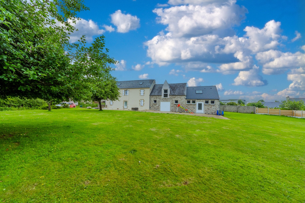 CORPS DE FERME RENOVE T6 155M²- 4 CHAMBRES + 1 AUTRE MAISON T2 + 1 GARAGE 40M² AVEC MEZZANINE