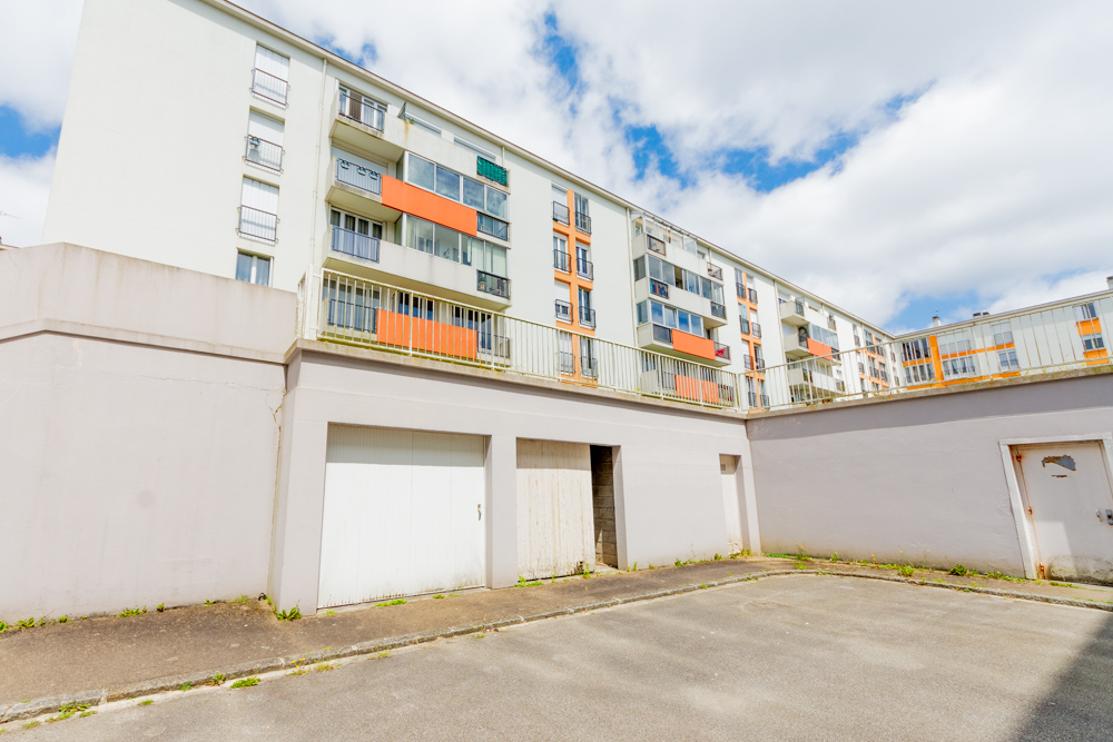 GARAGE INDIVIDUEL 13,2M² POUR STATIONNEMENT 1 VOITURE OU STOCKAGE - PORTE EN BOIS