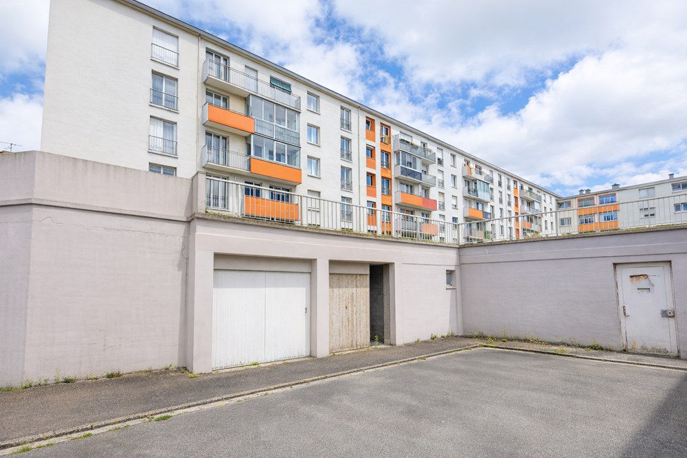 GARAGE INDIVIDUEL 13,2M² POUR STATIONNEMENT 1 VOITURE OU STOCKAGE - PORTE EN BOIS