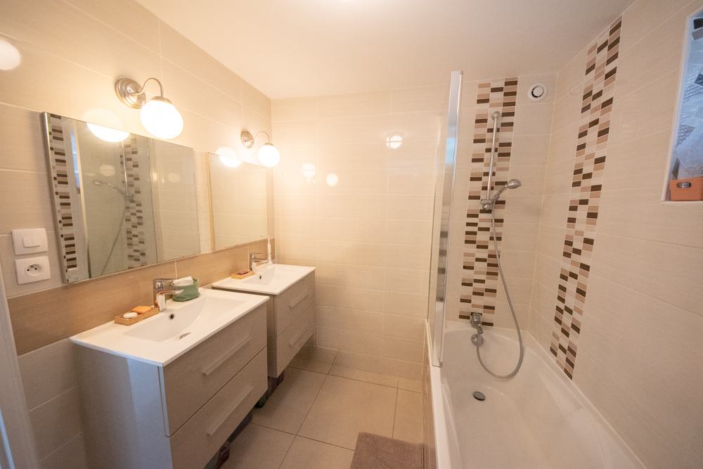 MAISON 90 M2 - LES HAUTS DE KERINOU - 3 CHAMBRES - RENOVEE A NEUF - AU CALME - TERRASSE SANS VIS A VIS - RARE - COUP DE COEUR photo 4