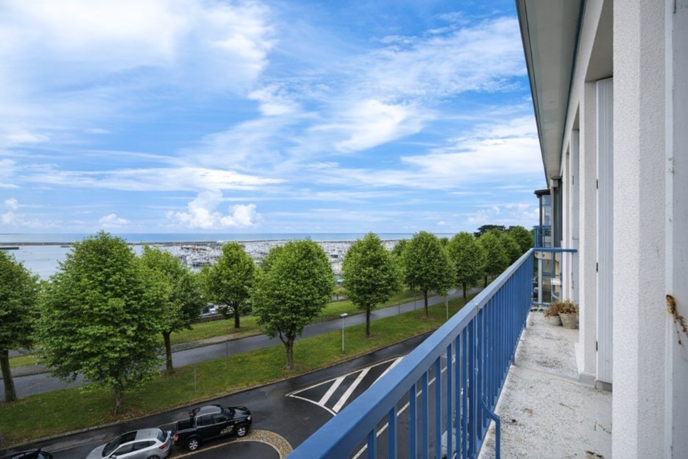APPARTEMENT DE 100 M2 - 3 CHAMBRES -DERNIER ETAGE SANS VIS A VIS - BALCON - VUE MER - DALLE BETON - CAVE - GARAGE