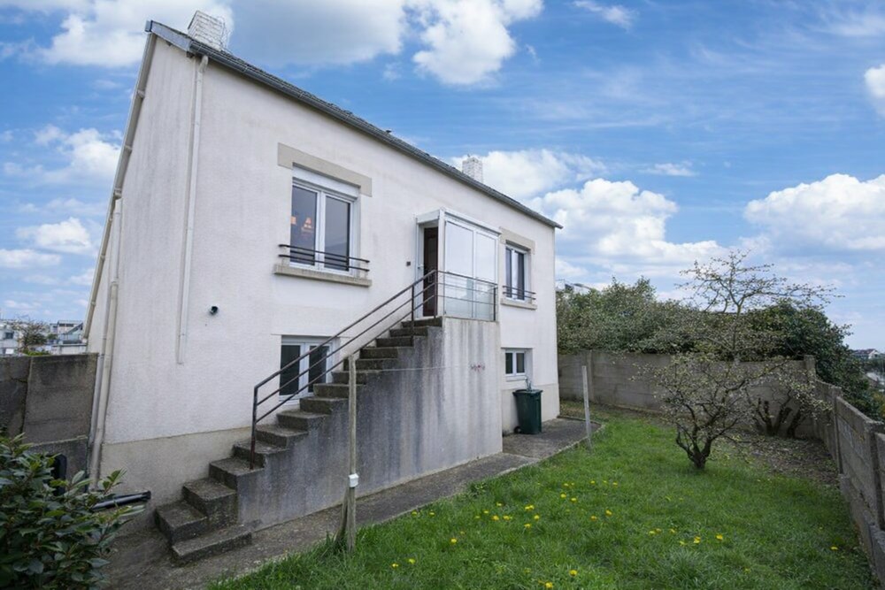 PROCHE LYCEE JULES LESVEN - MAISON 120 M2 HABITABLE - 187 M2 UTILES - 4 CHAMBRES - POMPE A CHALEUR NEUVE - GRAND SOUS-SOL - CONSTRUCTION ANNEES 50 photo 2