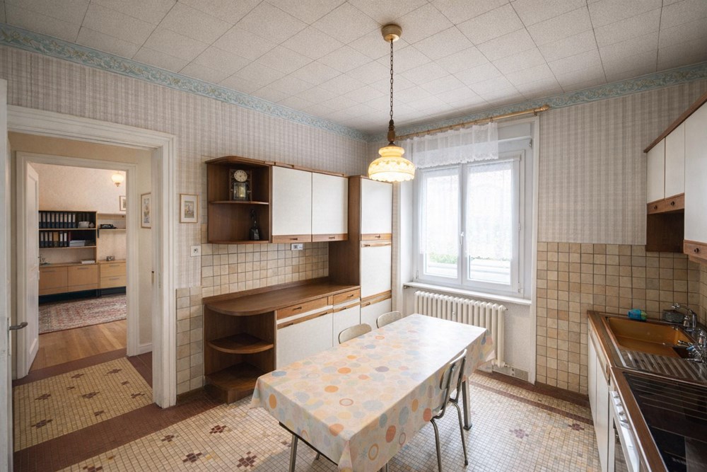 PROCHE LYCEE JULES LESVEN - MAISON 120 M2 HABITABLE - 187 M2 UTILES - 4 CHAMBRES - POMPE A CHALEUR NEUVE - GRAND SOUS-SOL - CONSTRUCTION ANNEES 50 photo 4