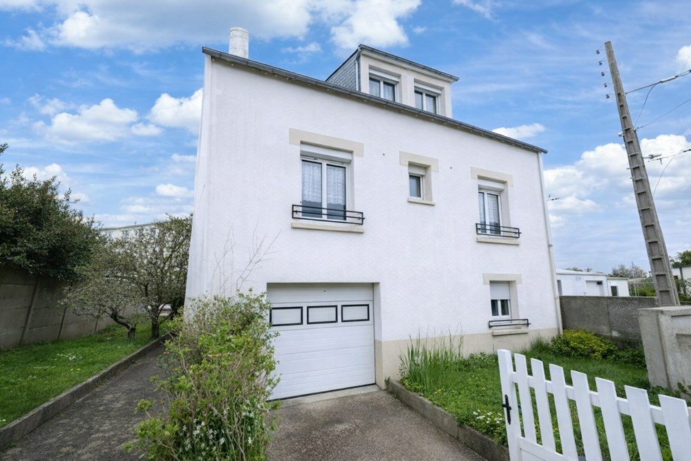 PROCHE LYCEE JULES LESVEN - MAISON 120 M2 HABITABLE - 187 M2 UTILES - 4 CHAMBRES - POMPE A CHALEUR NEUVE - GRAND SOUS-SOL - CONSTRUCTION ANNEES 50