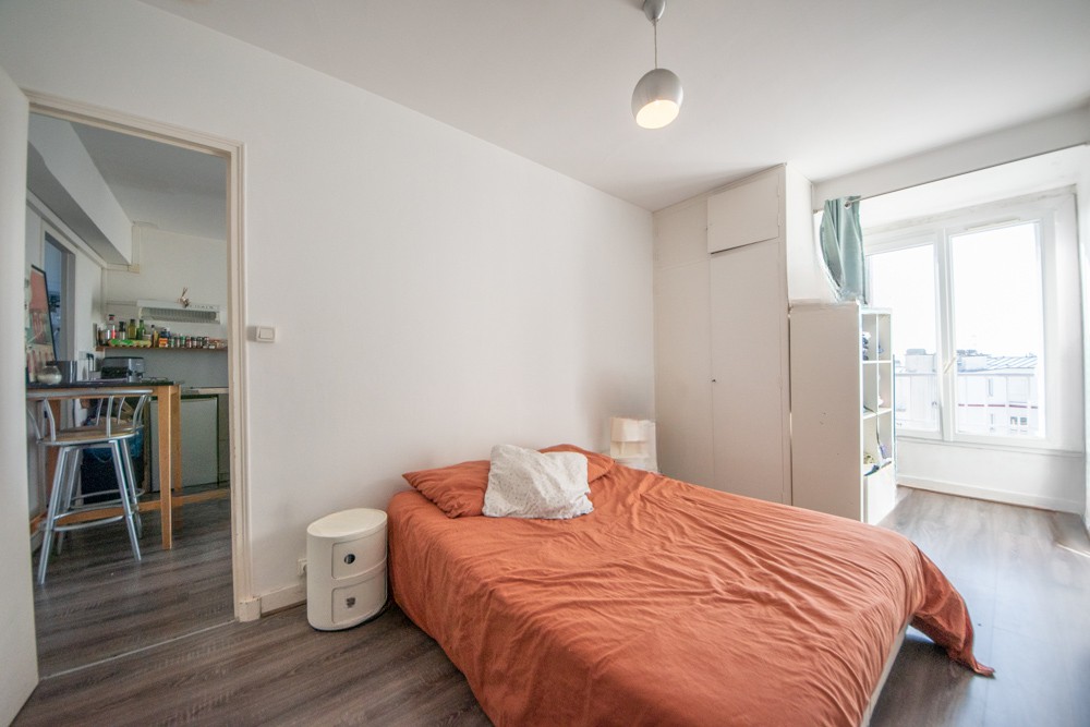 APPARTEMENT - T2 - 1 CHAMBRES - IDEALEMENT SITUE - TRIANGLE D'OR - BEAU POTENTIEL - DERNIER ETAGE - DALLE BETON. photo 4