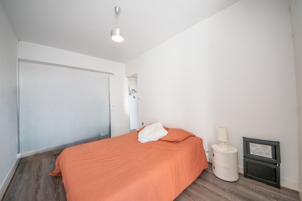 APPARTEMENT - T2 - 1 CHAMBRES - IDEALEMENT SITUE - TRIANGLE D'OR - BEAU POTENTIEL - DERNIER ETAGE - DALLE BETON. photo 5
