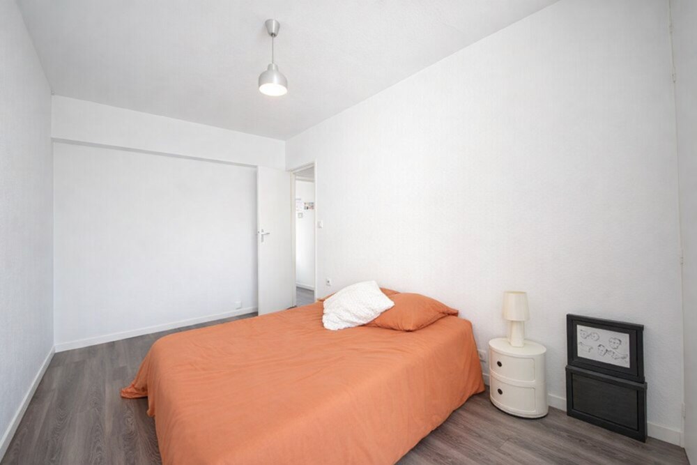 APPARTEMENT - T2 - 1 CHAMBRES - IDEALEMENT SITUE - TRIANGLE D'OR - BEAU POTENTIEL - DERNIER ETAGE - DALLE BETON. photo 4