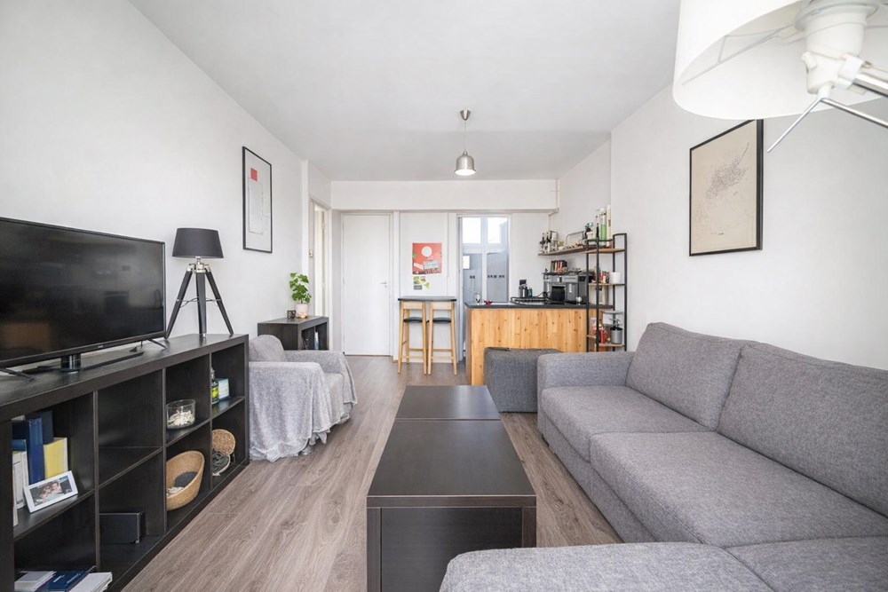 APPARTEMENT - T2 - 1 CHAMBRES - IDEALEMENT SITUE - TRIANGLE D'OR - BEAU POTENTIEL - DERNIER ETAGE - DALLE BETON. photo 3