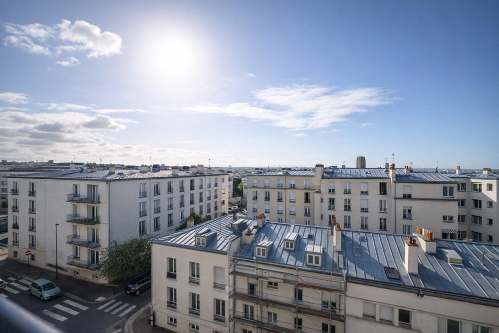 APPARTEMENT - T2 - 1 CHAMBRES - IDEALEMENT SITUE - TRIANGLE D'OR - BEAU POTENTIEL - DERNIER ETAGE - DALLE BETON.